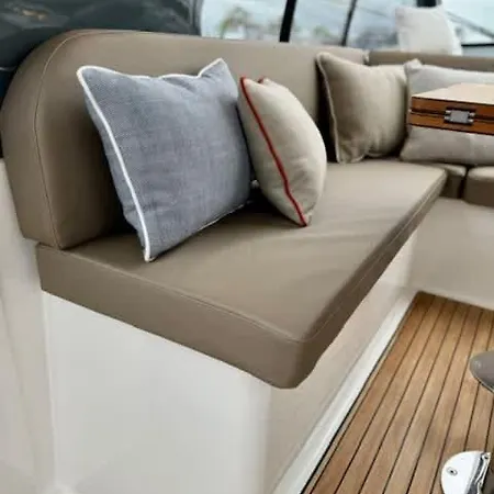 Botel Huswell - Bateau Coco Luxury Yacht In