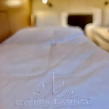 Botel Huswell - Bateau Coco Luxury Yacht In