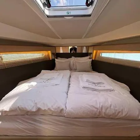 Botel Huswell - Bateau Coco Luxury Yacht In Antwerp